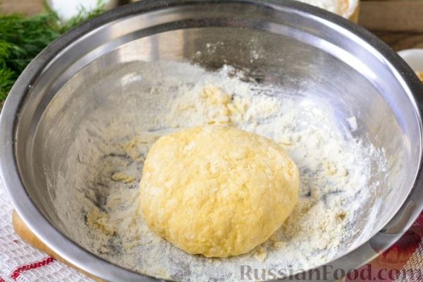 Куриный бульон с овощами и рулетиками со сладким перцем и орехами