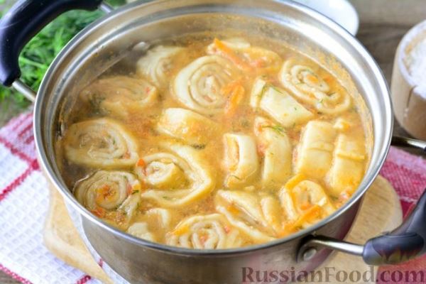 Куриный бульон с овощами и рулетиками со сладким перцем и орехами