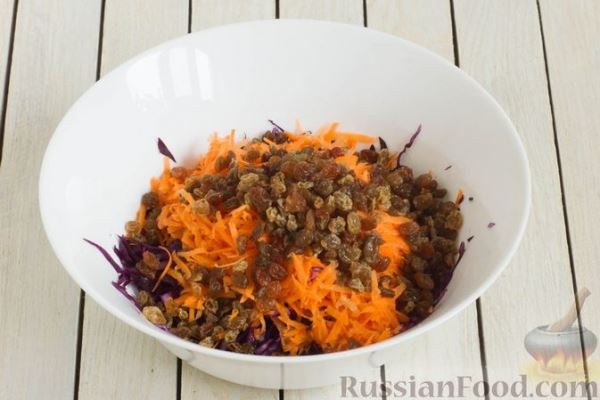 Салат из краснокочанной капусты с морковью, яблоком и изюмом