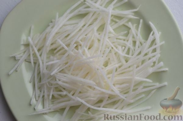 Салат из зеленой редьки, с морковью и редькой дайкон