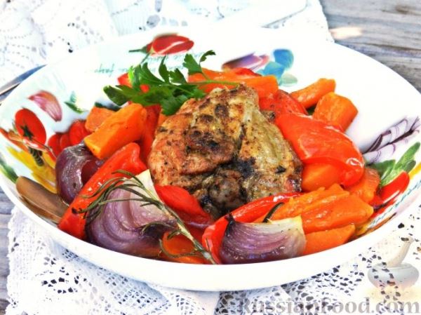 Запечённая курица с тыквой и перцем