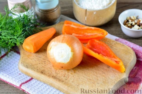 Куриный бульон с овощами и рулетиками со сладким перцем и орехами