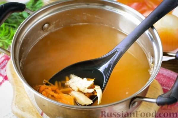 Куриный бульон с овощами и рулетиками со сладким перцем и орехами