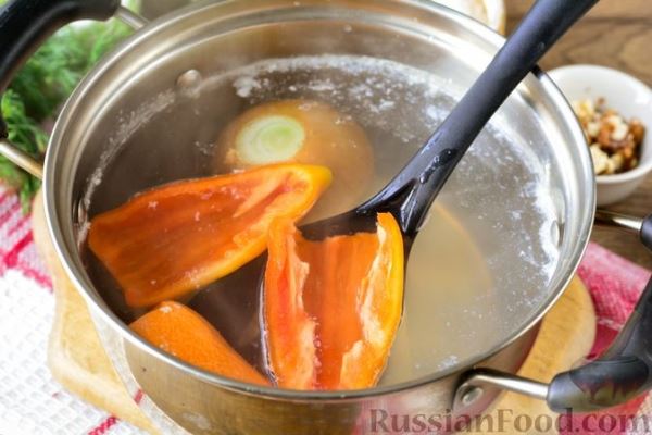 Куриный бульон с овощами и рулетиками со сладким перцем и орехами
