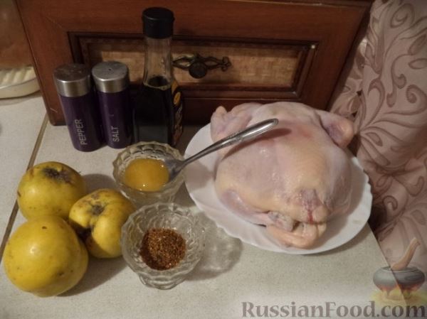 Пряная курица, запеченная с айвой