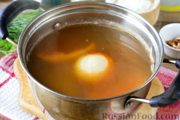 Куриный бульон с овощами и рулетиками со сладким перцем и орехами