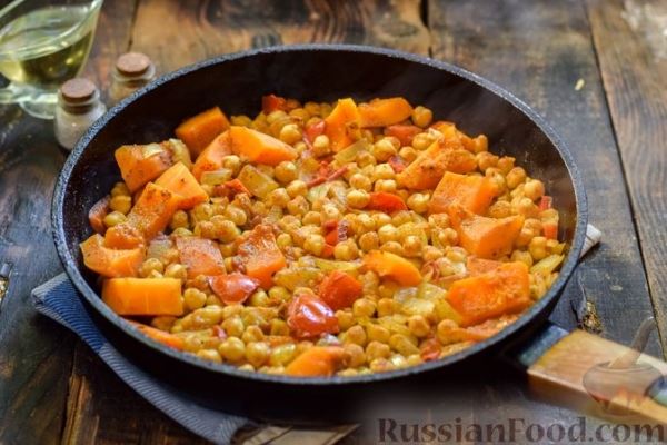 Тыква, тушенная с нутом, помидорами и пряностями, с жареными бананами