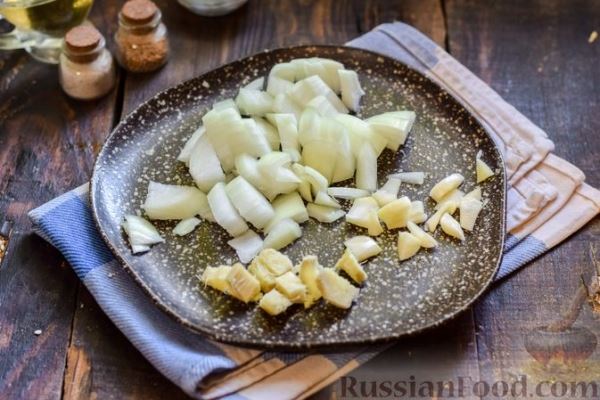 Тыква, тушенная с нутом, помидорами и пряностями, с жареными бананами