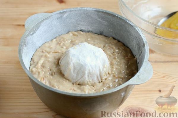 Кекс с айвой и орехами