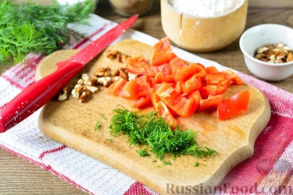 Куриный бульон с овощами и рулетиками со сладким перцем и орехами