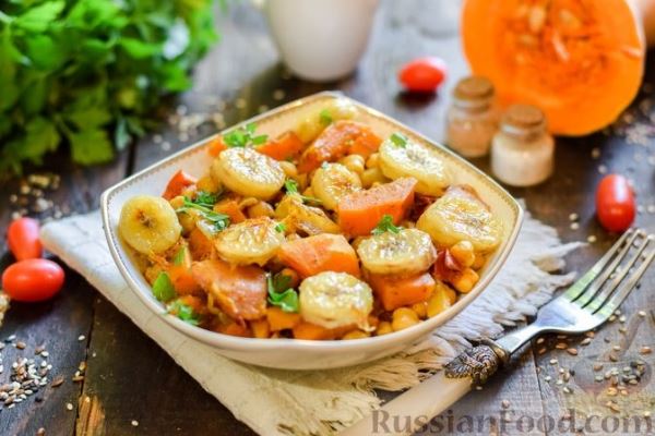 Тыква, тушенная с нутом, помидорами и пряностями, с жареными бананами