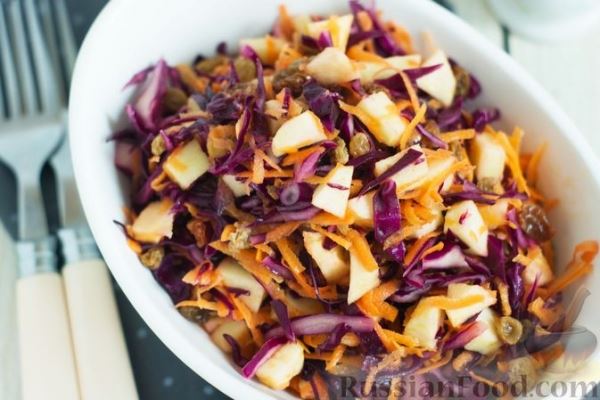 Салат из краснокочанной капусты с морковью, яблоком и изюмом
