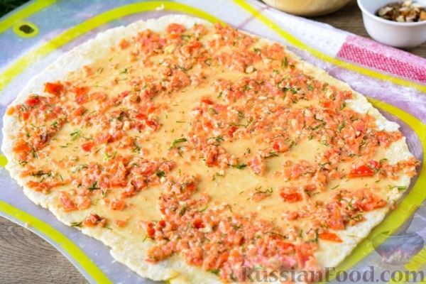 Куриный бульон с овощами и рулетиками со сладким перцем и орехами