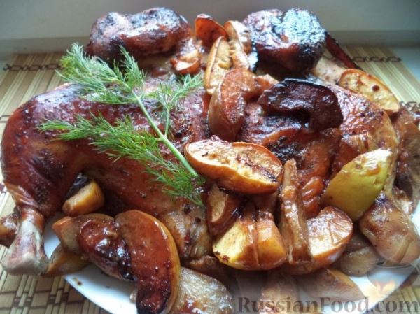 Пряная курица, запеченная с айвой