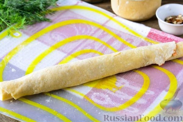 Куриный бульон с овощами и рулетиками со сладким перцем и орехами