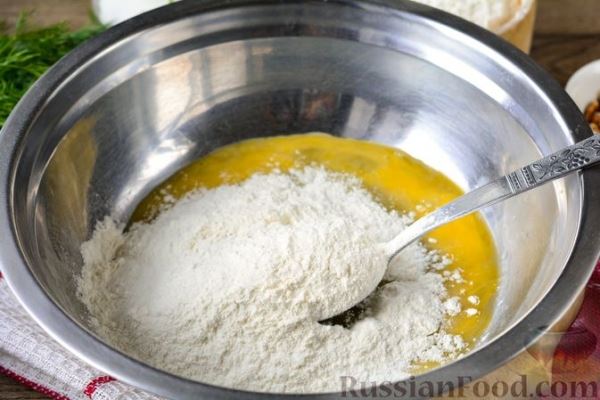 Куриный бульон с овощами и рулетиками со сладким перцем и орехами