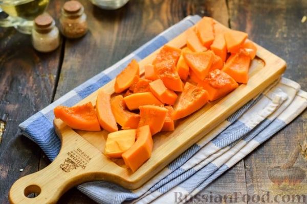 Тыква, тушенная с нутом, помидорами и пряностями, с жареными бананами