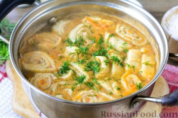 Куриный бульон с овощами и рулетиками со сладким перцем и орехами
