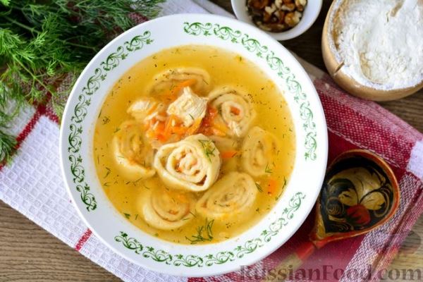 Куриный бульон с овощами и рулетиками со сладким перцем и орехами