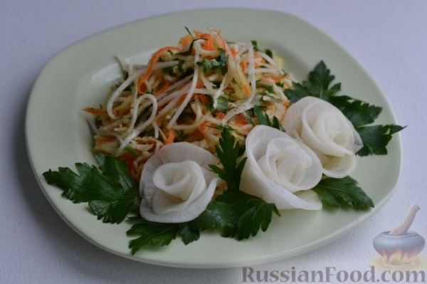 Салат из зеленой редьки, с морковью и редькой дайкон
