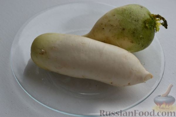 Салат из зеленой редьки, с морковью и редькой дайкон