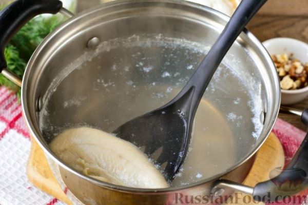 Куриный бульон с овощами и рулетиками со сладким перцем и орехами