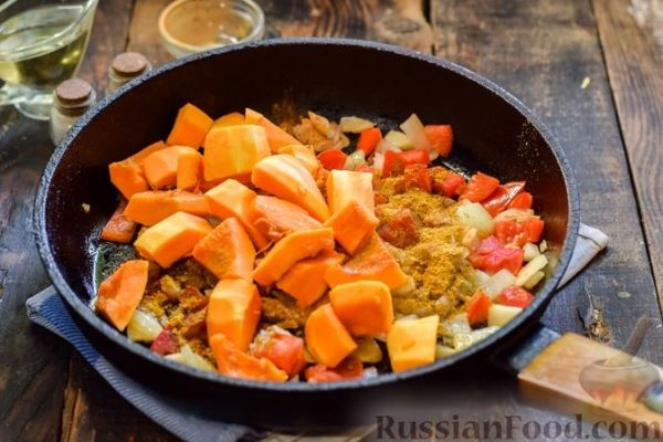 Тыква, тушенная с нутом, помидорами и пряностями, с жареными бананами