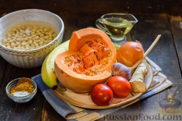 Тыква, тушенная с нутом, помидорами и пряностями, с жареными бананами
