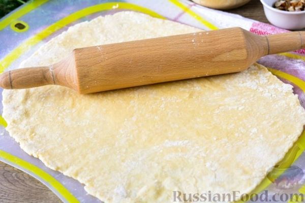 Куриный бульон с овощами и рулетиками со сладким перцем и орехами