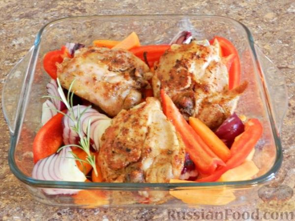 Запечённая курица с тыквой и перцем